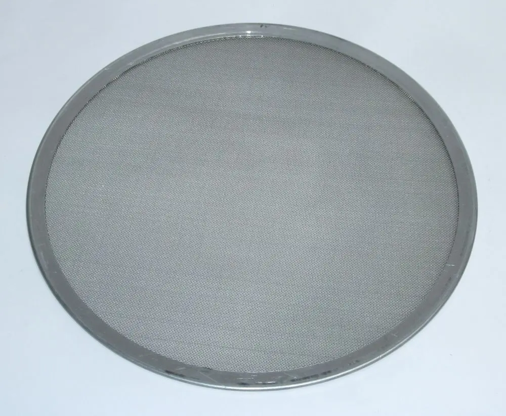 Runder Metallfilter mit feinem Netz, geeignet für Luftgeräte, erkennbar an der markanten Form und das Material, typischer Einsatz in Geräten von Daikin.